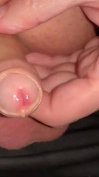 Brincando com Foreskin enquanto faz xixi