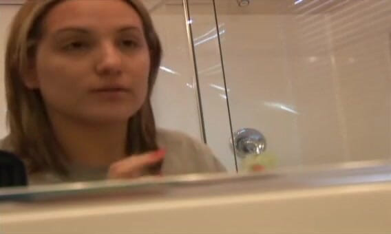 Solo Austria: Gesicht schmink im badezimmer