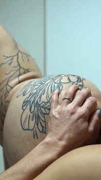 Videoclip complet! Am descoperit-o pe soția mea făcând sex cu prietena ei și m-au invitat să mă alătur unui sex în trei