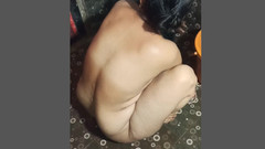 Desi megha: Sonal Bhabhi kąpie się nago w spotkaniu