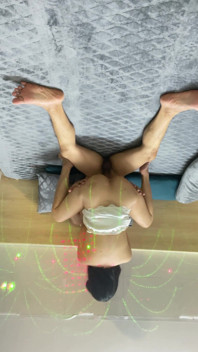 Peitos sensuais de uma garota que a faz ejacular