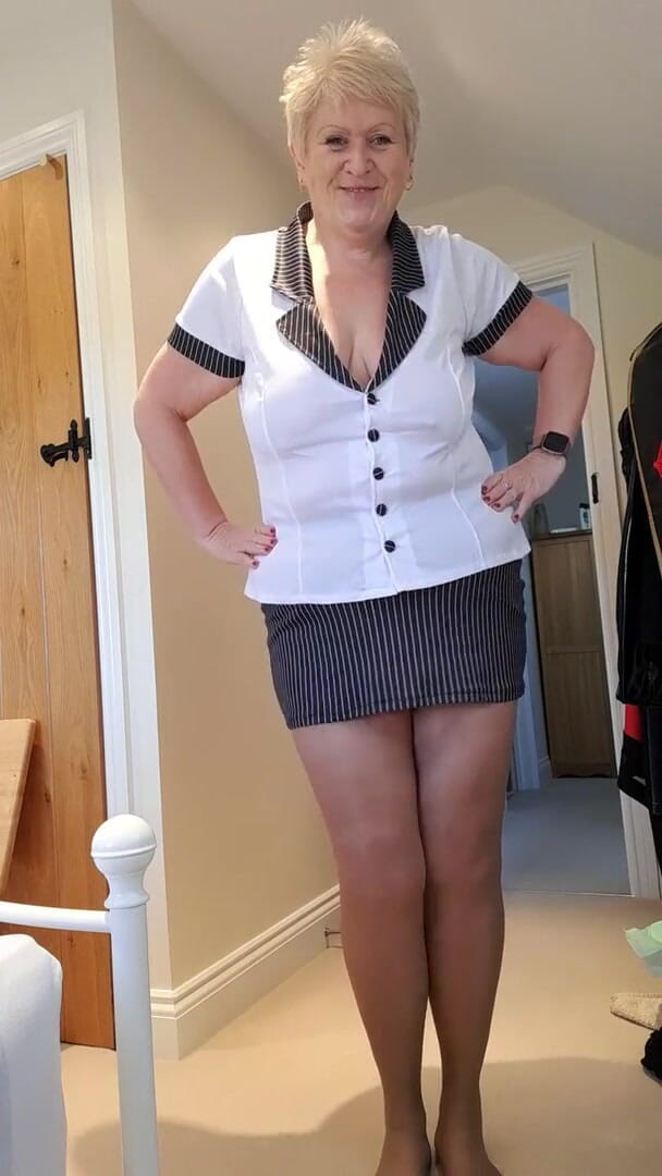 Uk Joolz: Secretária tira a roupa para mostrar seu buraco .... em suas...