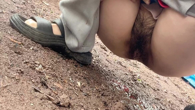 sweethanajapanese: Si cewek super hot ini lagi kencing sampai dia mengencinginya