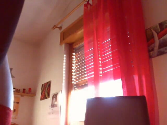 Nicoletta Embassi: 可爱的出汗屁股被肛塞插入