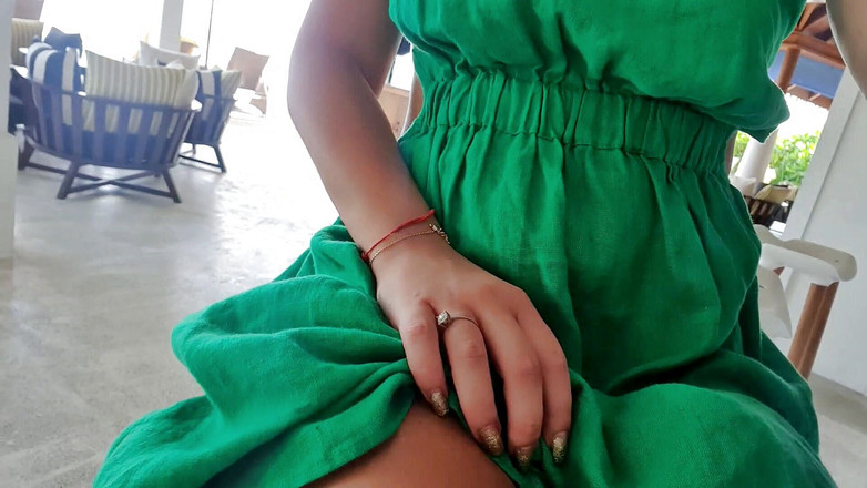 TheloveStory: 在餐厅不穿内裤的极端女孩