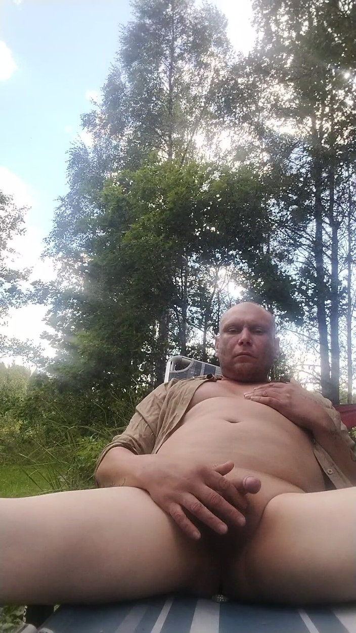 HornyLarry: Risicovolle masturbatie buitenshuis.
