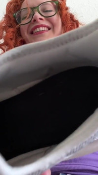 Manipolatrice ragazza cattiva ti fa sentire le sue scarpe da ginnastica puzzolenti
