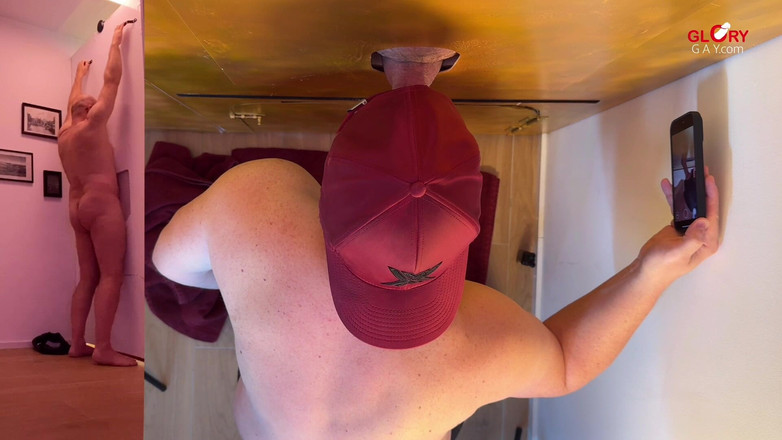 GLORYHOLEGAYS: Un beau-père excité jouit sur tout le cookie. et je...