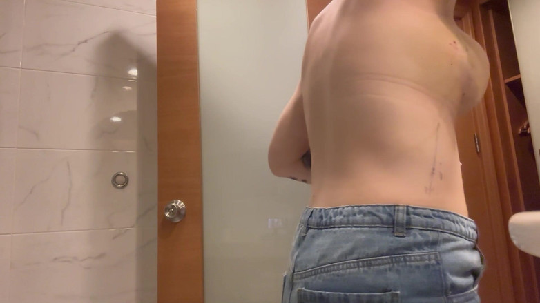 Bigtiddygoth: 胸部工作后的第一次淋浴 - 排水，肿胀和受伤