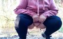 SoloRussianMom: Milf con curvas en leggings meando en el parque