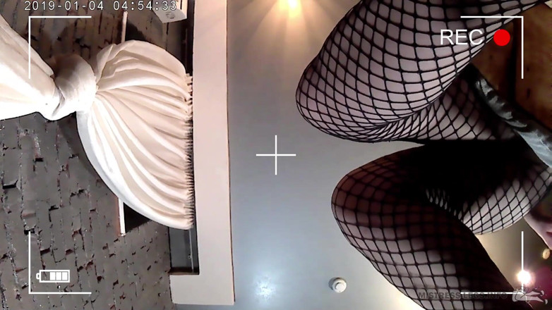 Mistress Legs: Meesteres vertrappelt slaaf op hoge hakken