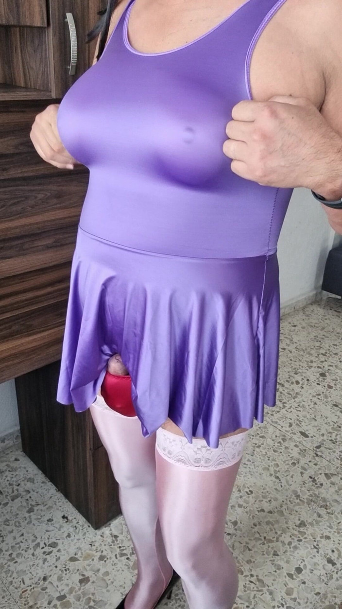 Sexy shinny clothes: Je pose ma robe violette sexy, maintenant avec une culotte...