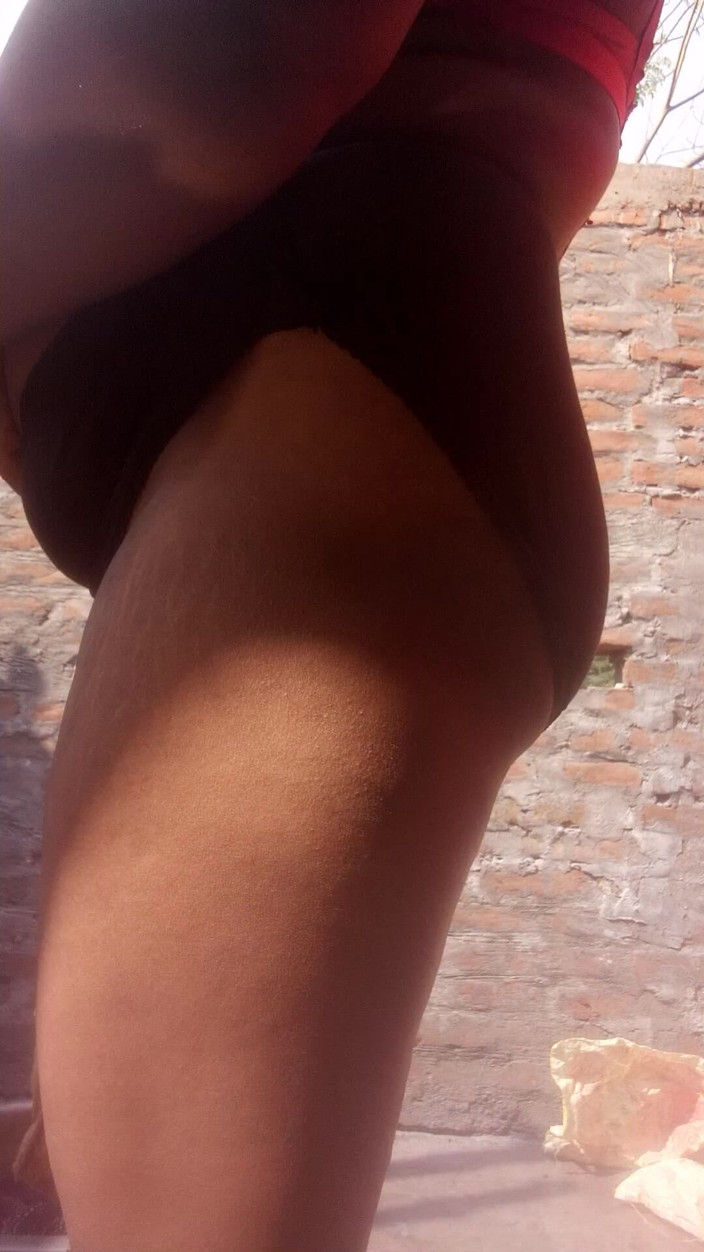 Sadia vabi: Mooie studente neukt in haar poesje