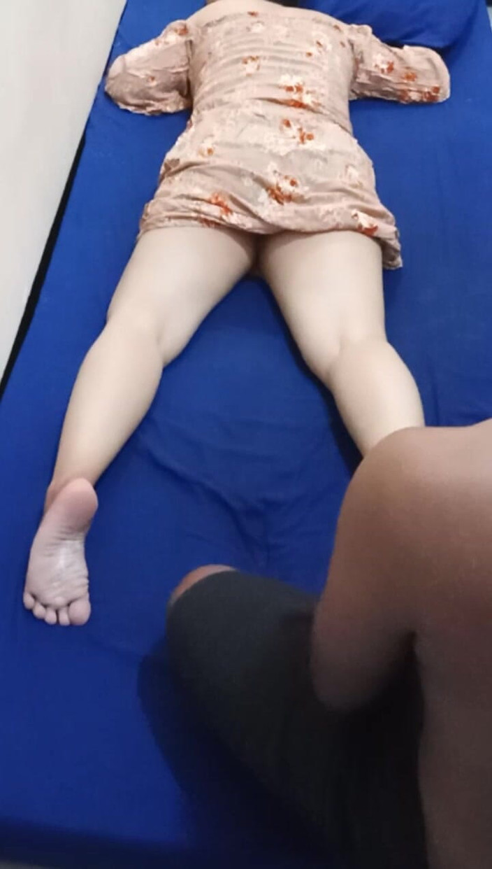 Angelina Pop: मालिश करते समय पड़ोसी की लड़की को चोदना