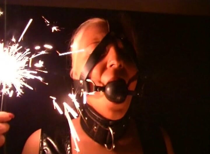 Male Dom - Spanking - BDSM: Loira rabuda adora o calor dos fogos de artifício