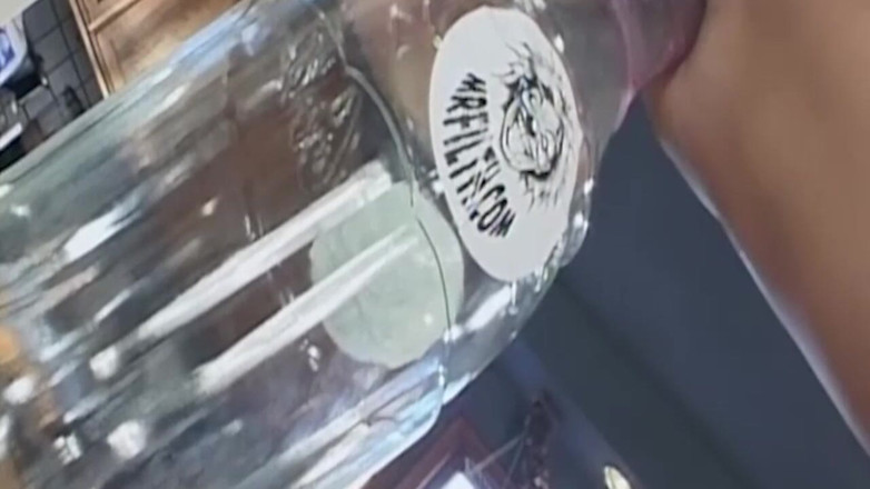 Bangora clips: Dojrzała MILF rozciągnięta szeroko butelką i grubym kutasem