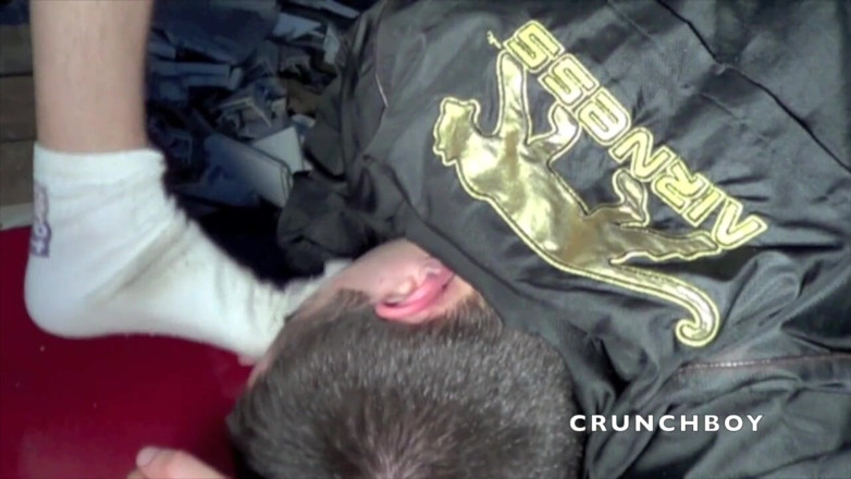 Crunch Boy: niesamowite głębokie gardło z twinks na zewnątrz