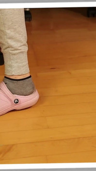 Sujas meias de tênis cinza em tamancos rosa - casual provocação com os pés