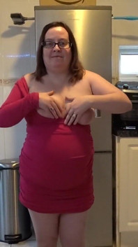 Joacă cu țâțe în Minidress roz