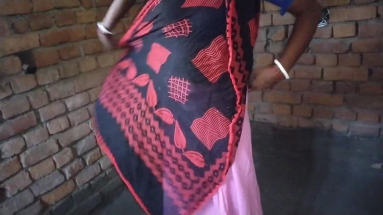 Pumi: La bhabhi sexy me faisait fouetter