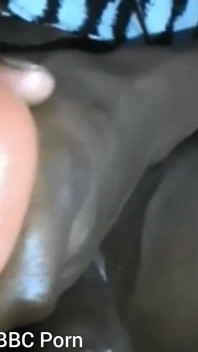 Je donne du plaisir à ma grosse bite bien dure avec une fausse chatte