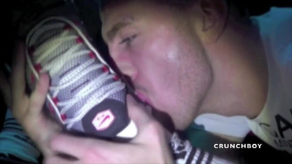 Sneaker gay: Šousťaté ponížení v zákuře od šukaného chlapce