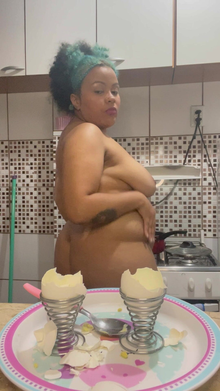 Cutiepiie Chubby: Bbw khỏa thân ăn trứng luộc