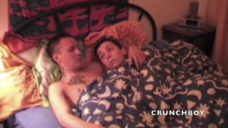 Crunch Boy: Dos gemelas inocentes follan en mi cama