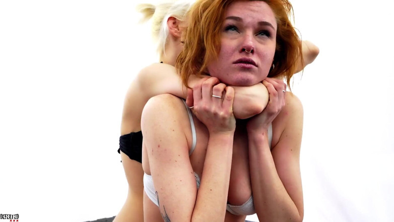 Defeated Sex Fight: Une tête rouge sexy vs une blonde sexy adore se...