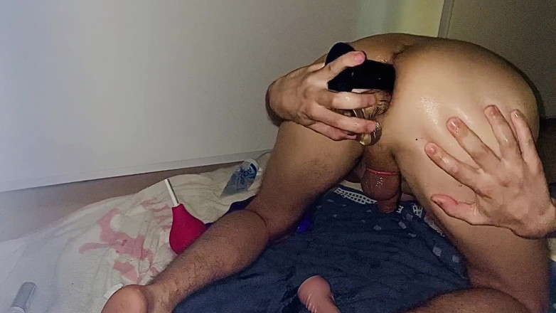 Elijahanal: Tiener krijgt 2 dildo's anaal