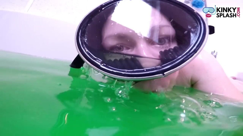 UKCuteGirl Lucy Lauren: Messy Green Slime Mask Blow Job
