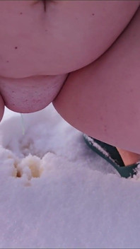 Femdom. Due donne tettone piscino nude nella neve, poi fanno mangiare un ragazzo nudo e leccano la neve gialla.