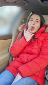 Aleya Sun furzt und squirtet in meinem auto