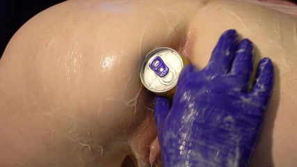 Ines Gapehole: Nápojový plech v roztažence