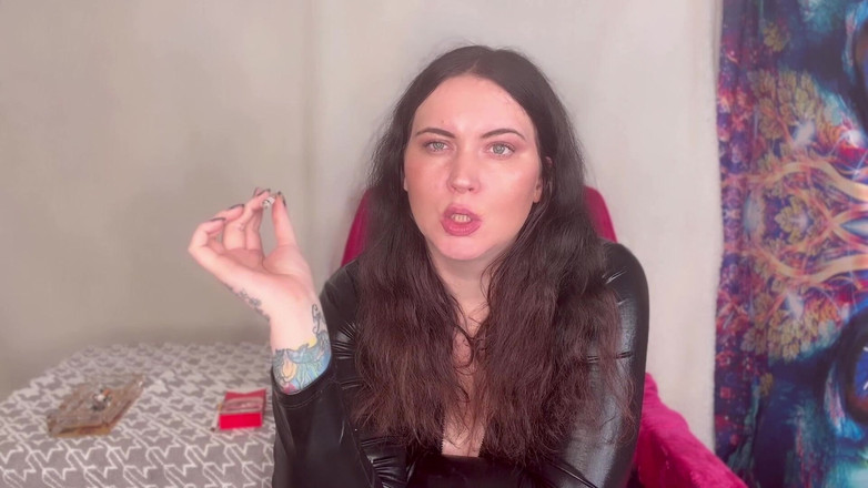 MissFFW: Fräulein Ffw genießt ein paar Zigaretten in ihrem catsuit