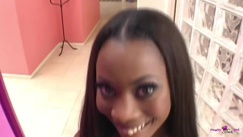 Naughty Black Girls: Сильный белый мужик трахается и открывает это черное очко девушки так широко, как он может