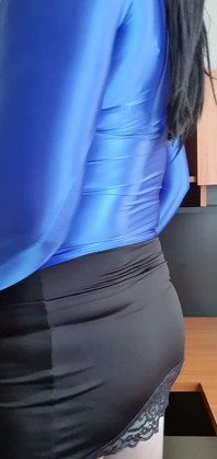 Předváděm svou modrou spandexovou halenku a špičatá prsa
