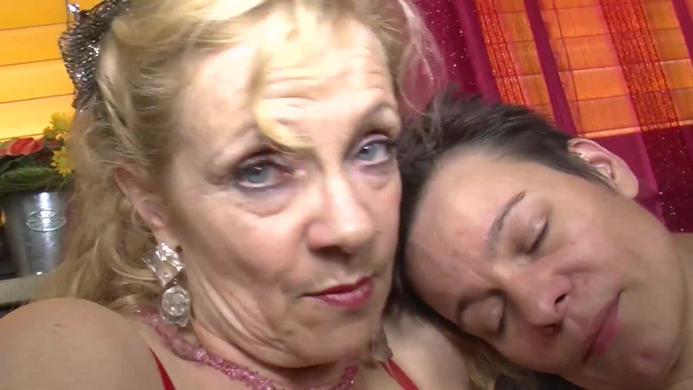 Swinger Friends Germany: Simone y la milf sin hombres