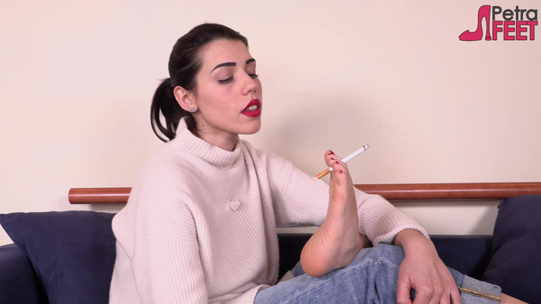 Smokin Fetish: Brunetka Petra kouří nohama