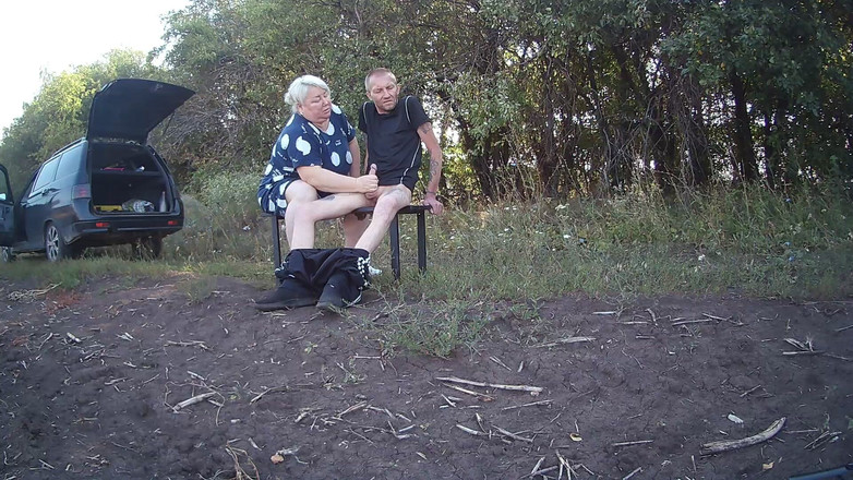 Zona901: La suocera in un parco mi masturba il cazzo fino...
