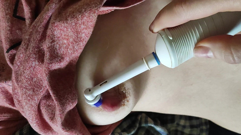 FenekManul: 電動歯ブラシで乳首をからかう