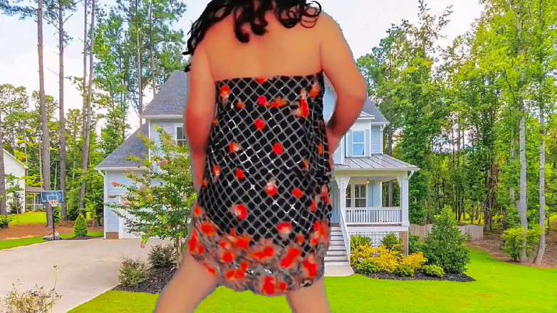 Kitty_Cross: Schattig mietje dat speels gevuld konijntje in bed vasthoudt