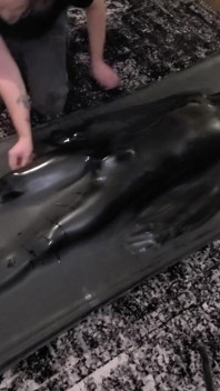 Lindo twink atormentado en látex vacbed