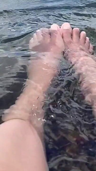 足の指の間の電流