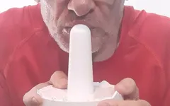 Hračky, mám ben hračky pro kouření a já používám Too na zadek