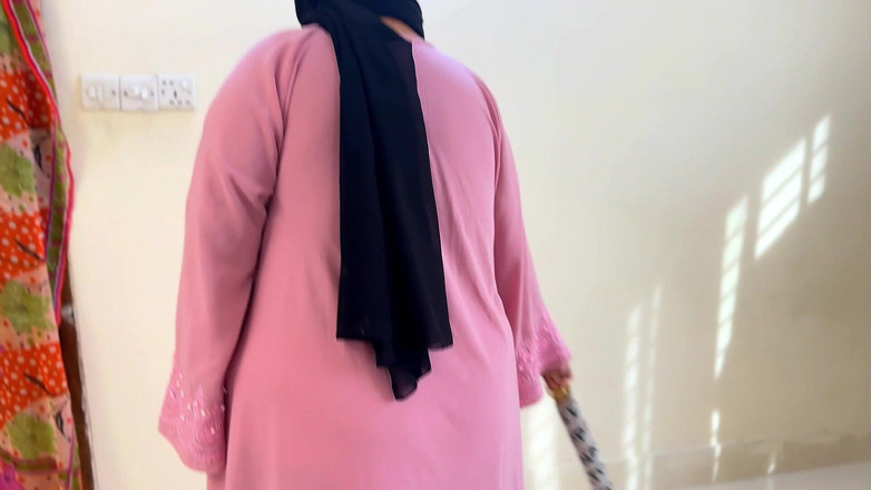 Aria Mia: Une fille balayeuse de l’hôtel m’a surpris en train de...