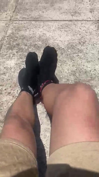 Andando pelo Castelo de Cartagena e eu tiro meus sapatos para descansar para que você possa adorar meus pés