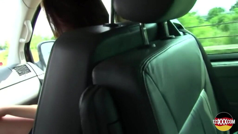 123XXX - Fucked Amateurs in Germany!: Une jeune brune se met à l’arrière d’une camionnette pour se...
