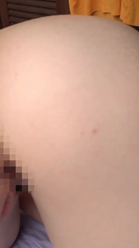 Ihr Liebhaber Ayaka schluckt mit einem Arschfetisch, der mit einem Gesäß bedeckt ist, das auf einem Arschwinkel zentriert ist