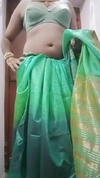 Indian Crossdresser Bottom Gaurisissy Presarea și joacă cu sânii ei mari în sari albastru sex real de casă